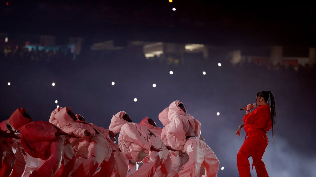 Rihanna durante el medio tiempo del Super Bowl LVII en el State Farm Stadium en Glendale, Arizona, el 12 de febrero de 2023.