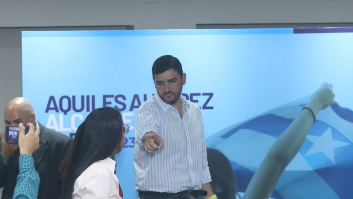 Escenario. En rueda de prensa, el electo alcalde de Guayaquil, Aquiles Álvarez, se pronunció sobre la tarjeta única.