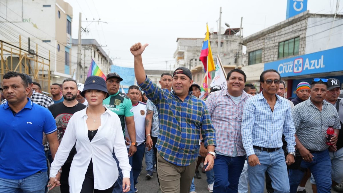 El alcalde electo de Playas, Gabriel Balladares, en un recorrido por el cantón peninsular.