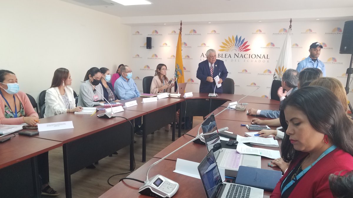 El asambleísta Marcos Molina (al fondo), convocó a una reunión con representantes de diferentes entidades relacionadas con el tema de prevención y atención del consumo de drogas.