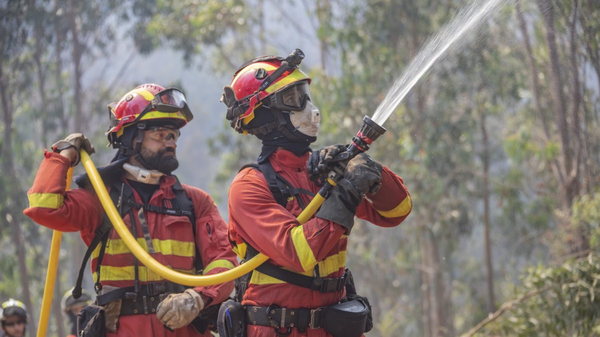 Fotografía cedida por la Unidad Militar de Emergencias (UME) de España que muestra a efectivos de la UME mientras trabajan en la contención de un incendio forestal 