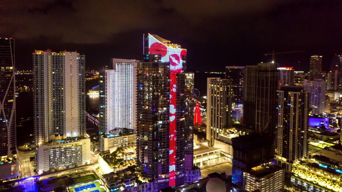 Fotografía cedida por World Satellite Television News donde se observa el edificio Paramount Miami Worldcenter, de 60 pisos y situado frente a la bahía de Vizcaya, en Miami (Florida).