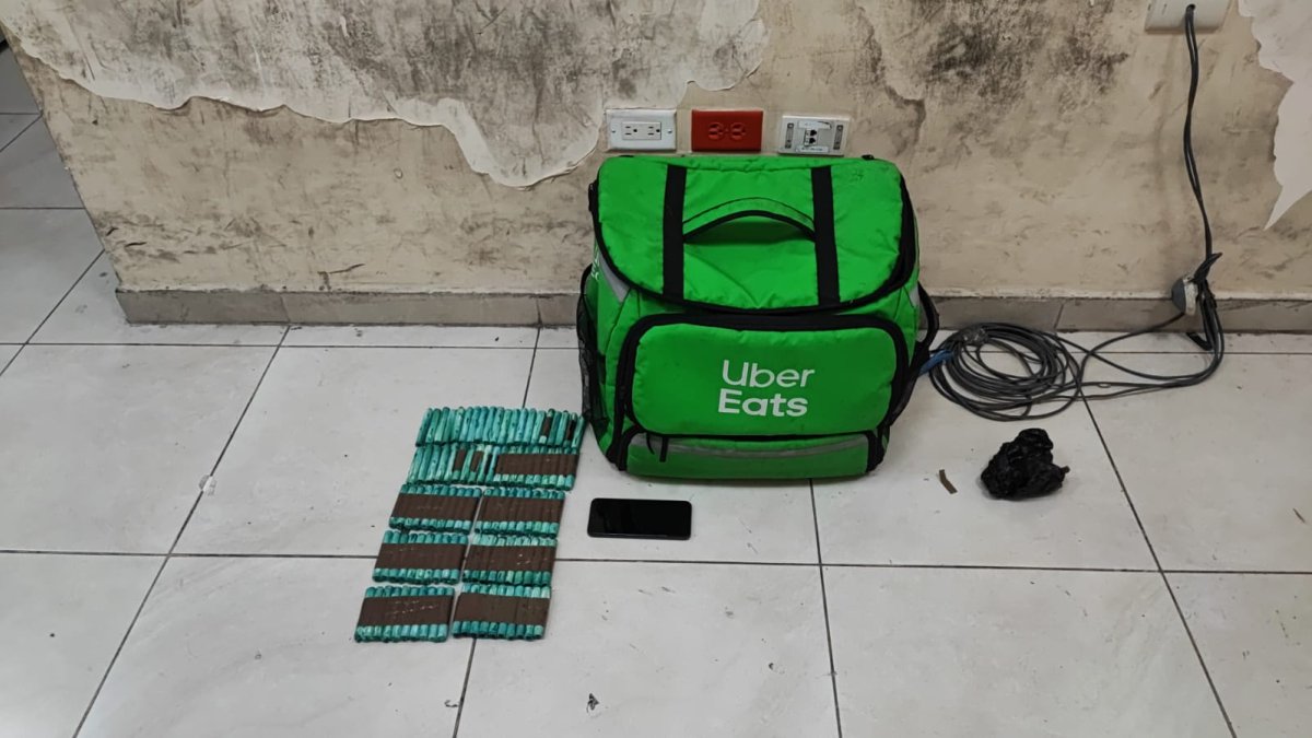 La pareja llevaba este bolso, en cuyo interior la policía encontró la droga.