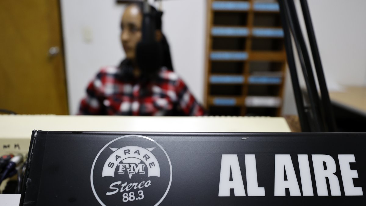 Una locutora trabaja en la emisora Sarare Stéreo, en Saravena (Colombia), en una fotografía de archivo.