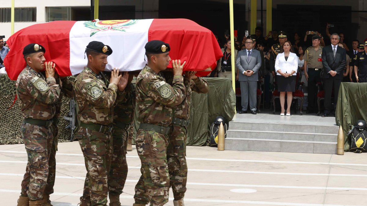 Fotografía cedida por Presidencia de Perú que muestra la presidenta Dina Boluarte en una ceremonia fúnebre en honor a los siete policías asesinados el sábado 11 de febrero, en una emboscada.