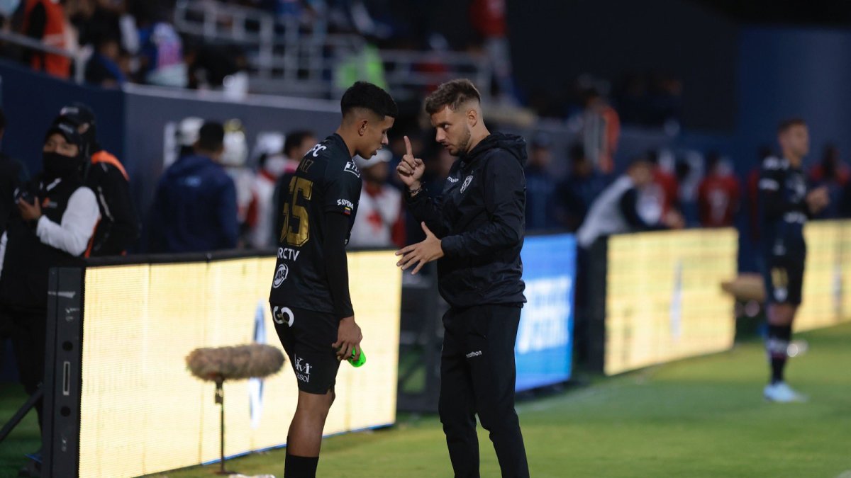 El entrenador Martín Anselmi (d) habló con Kendry Páez (i) previo a su primer juego.