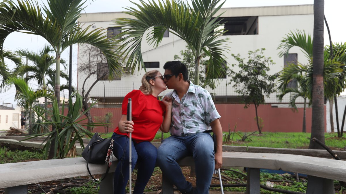 1. Amor sincero. Aunque no se puedan ver, Jimmy y María Elisa demuestran su amor. Ambos se guían mutuamente.