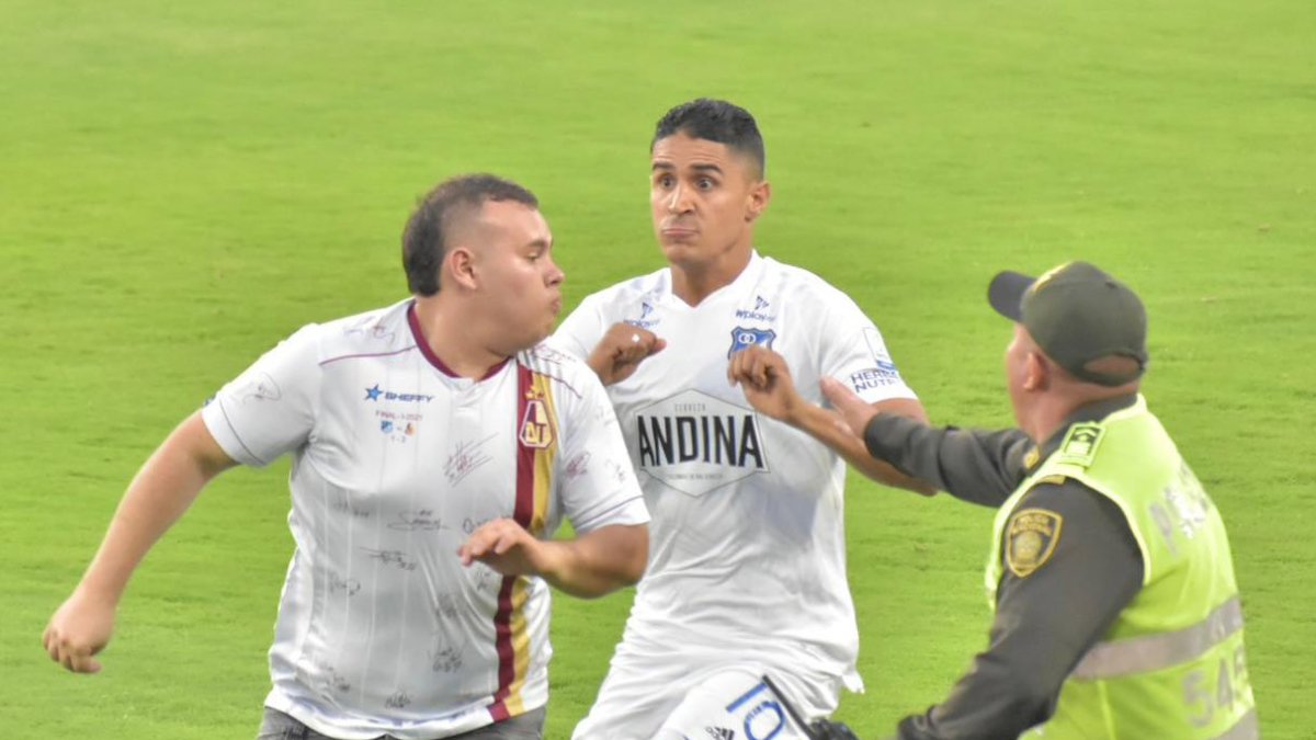 Daniel Cataño, jugador de Millonarios, persigue a hincha de Deportes Tolima.