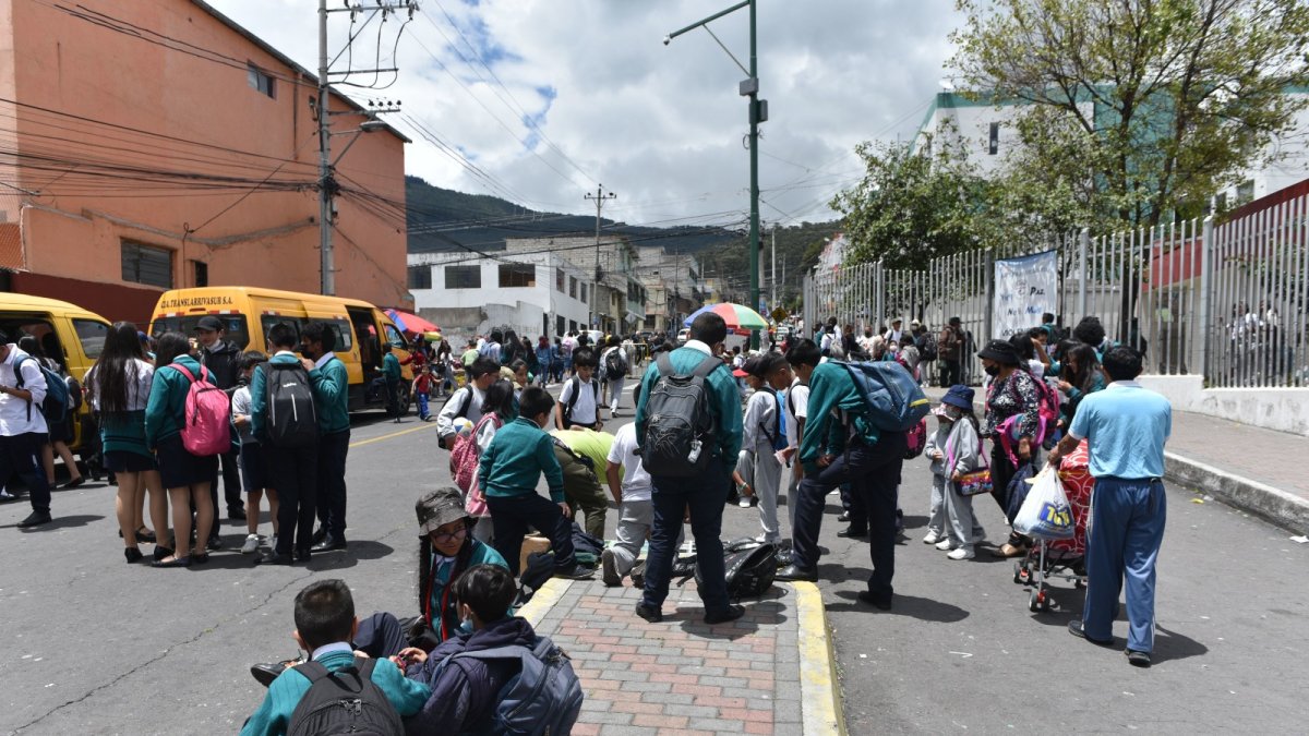 Ingreso. En las inmediaciones de la institución educativa se encontró a dos uniformados de la Policía y a una patrulla. Según la gente que realiza las brigadas, su permanencia es esporádica.