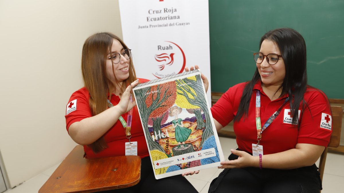 Creadoras. Camilla León y Luisa Jiménez trabajaron por más de un mes en escribir e ilustrar el libro de cuentos que hoy sirve de herramienta para ejecutar apoyo psicológico en las comunidades locales.