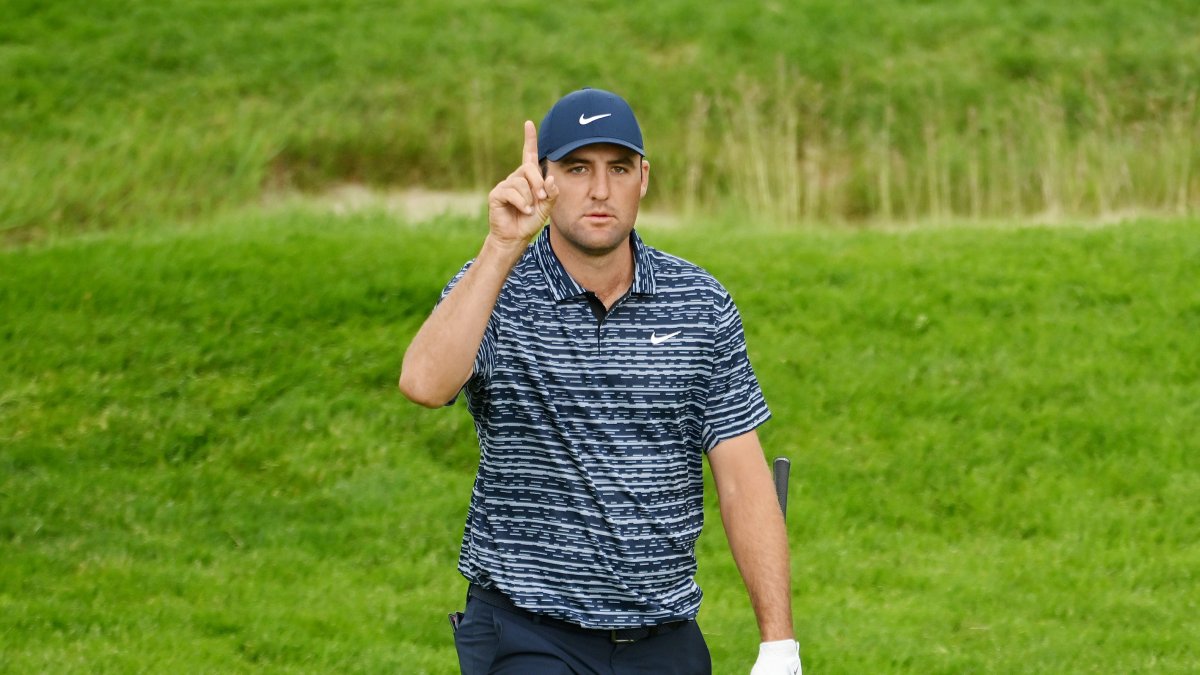 Scottie Scheffler levanta su dedo índice derecho tras quedarse con el Phoenix Open.