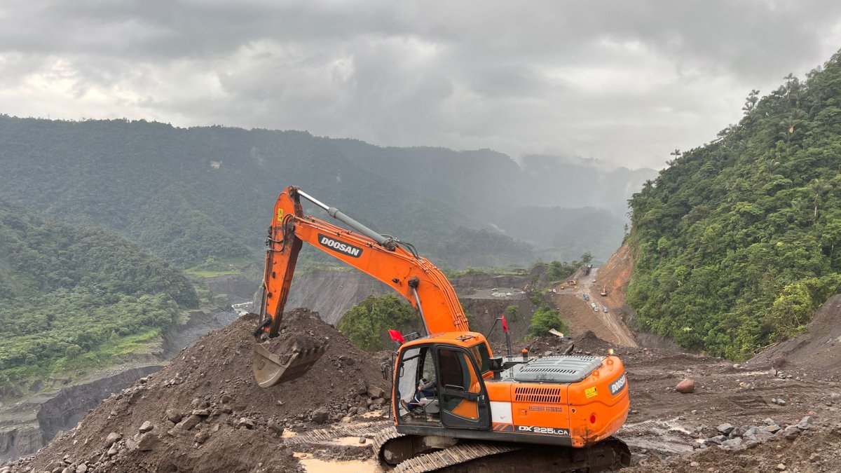 Maquinaria. Los equipos del Ministerio de Transporte están en la zona.
