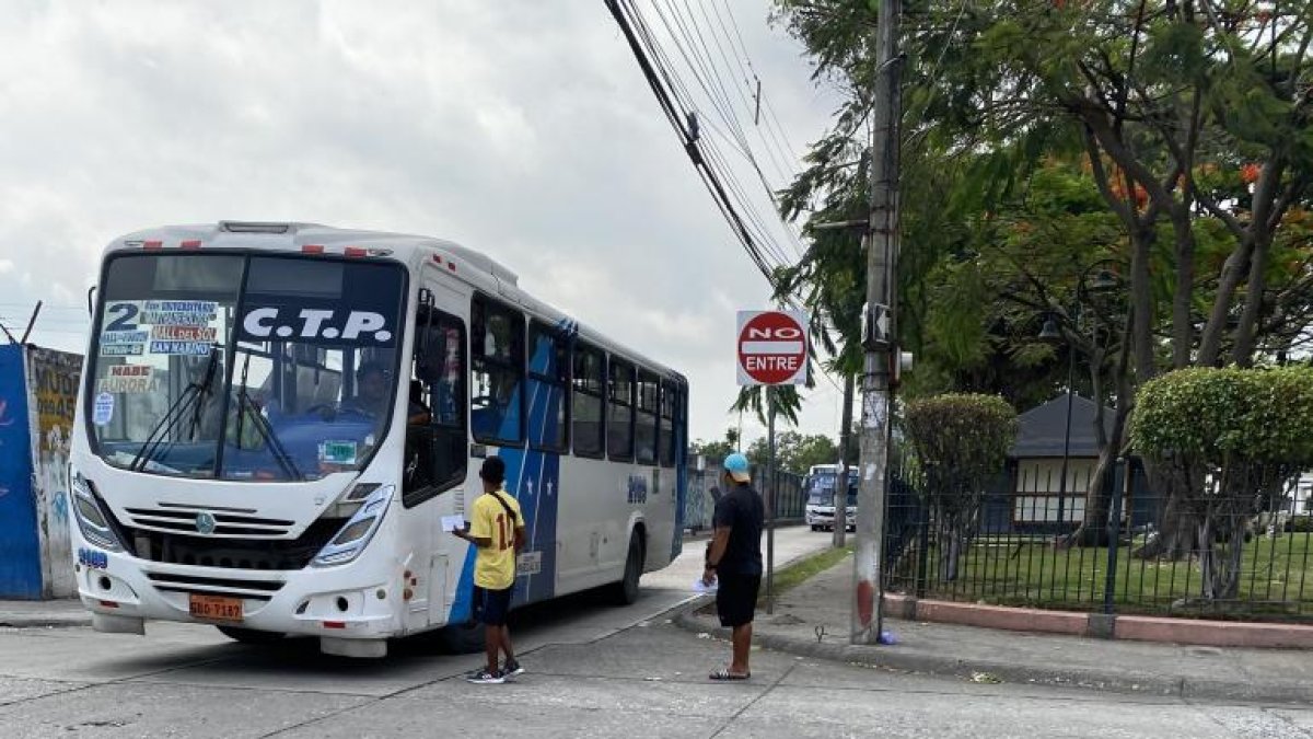 Hecho. Los controladores, con libreta en mano, esperaban a los buses a diario.