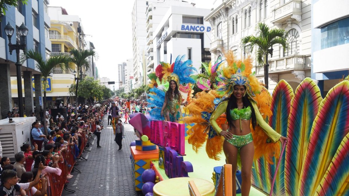 Desfile de carnaval en la avenida 9 de Octubre.