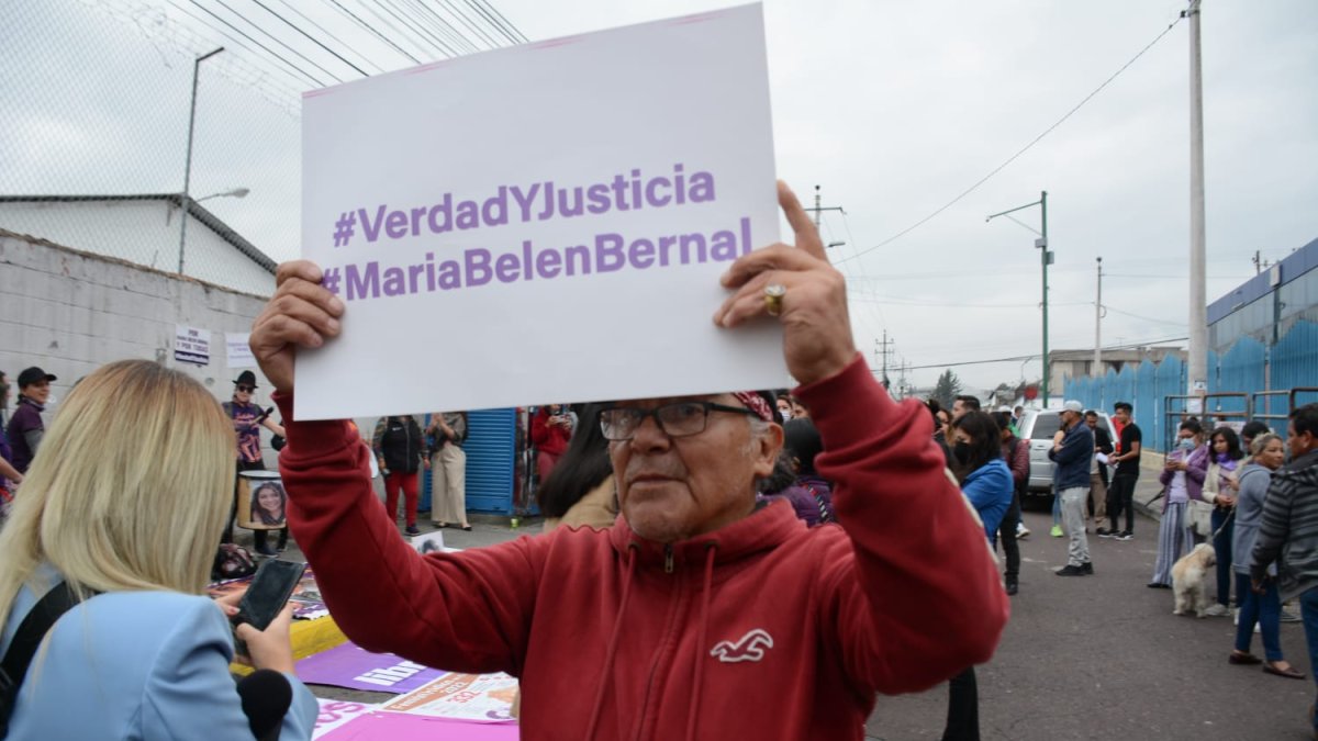 Amigos y familiares de la abogada María Belén Bernal se congregaron en un plantón en los exteriores del lugar