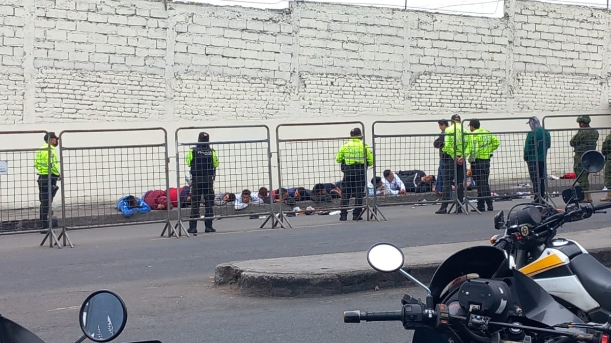 Los policías y militares requisaron a quienes intentaron fugarse de la cárcel este martes 14 de febrero.
