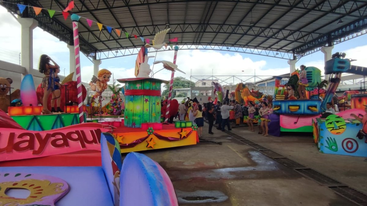 Las carrozas fueron elaboradas por artesanos