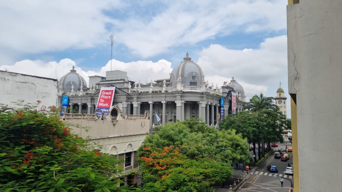 Escenario. La foto fue captado por uno de los inquilinos de las edificaciones que quedan diagonal al Municipio de Guayaquil.
