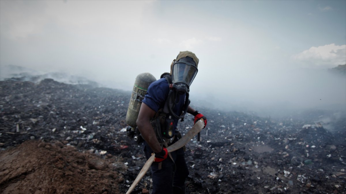 Bomberos trabajan en el incendio en Cerro Patacón, el mayor vertedero de Panamá y considerado un desastre ambiental.  