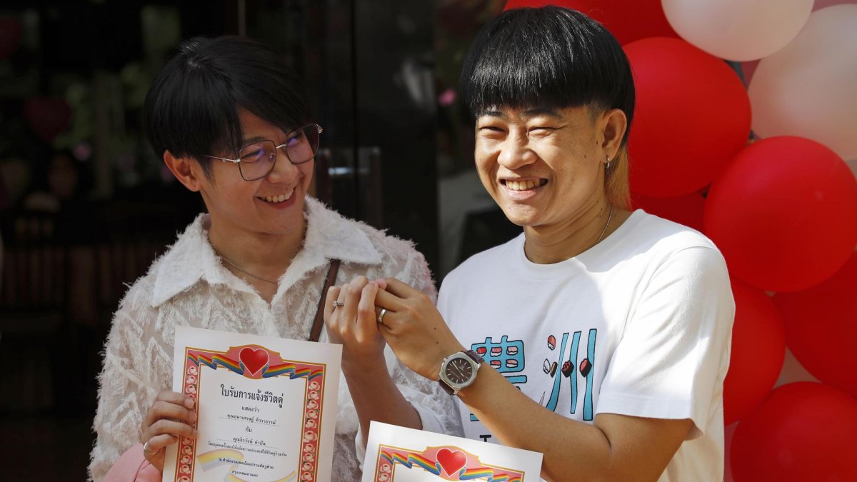 La terraza del Prince Palace Hotel de Bangkok fue el escenario para que las parejas oficializaran, aunque de forma simbólica, su enlace.
