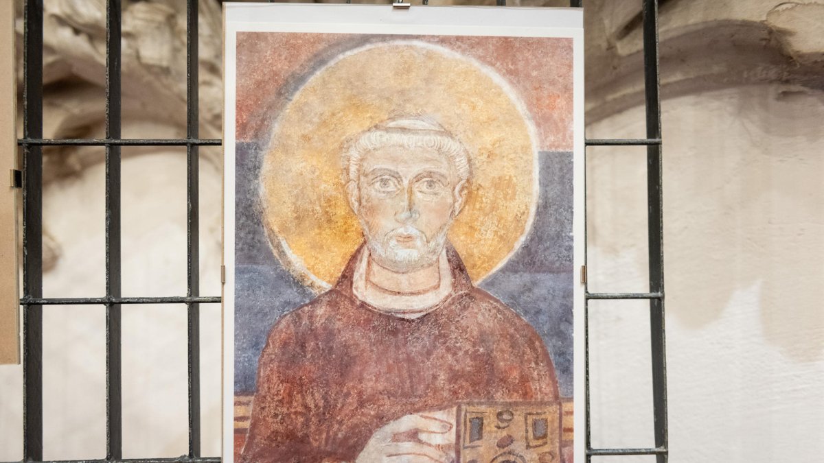El retrato más antiguo de San Valentín, casi borrado en un muro de una iglesia romana desde el siglo VIII, ha sido reconstruido por ordenador y expuesto en su ciudad natal.