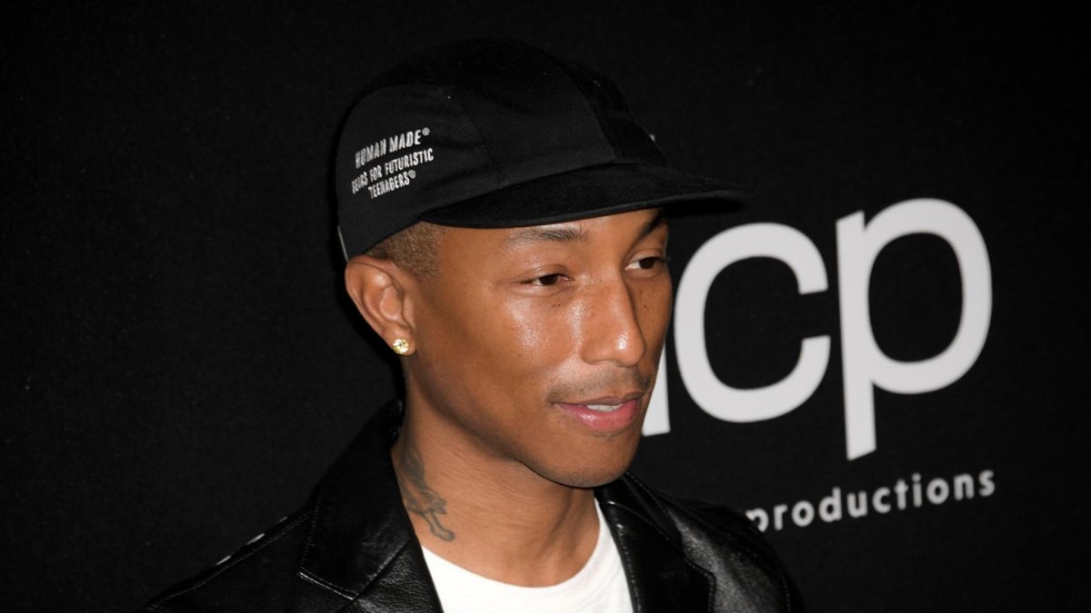 El cantante estadounidense Pharrell Williams posa para los fotógrafos a su llegada a la 23ª entrega anual de los Hollywood Film Awards en Los Ángeles.