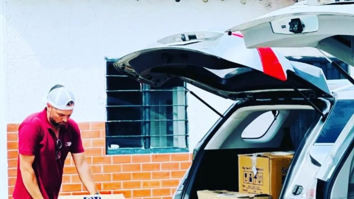 Un voluntario de la fundación Mueve, descarga parte de las medicinas donadas a esta organización humanitaria.