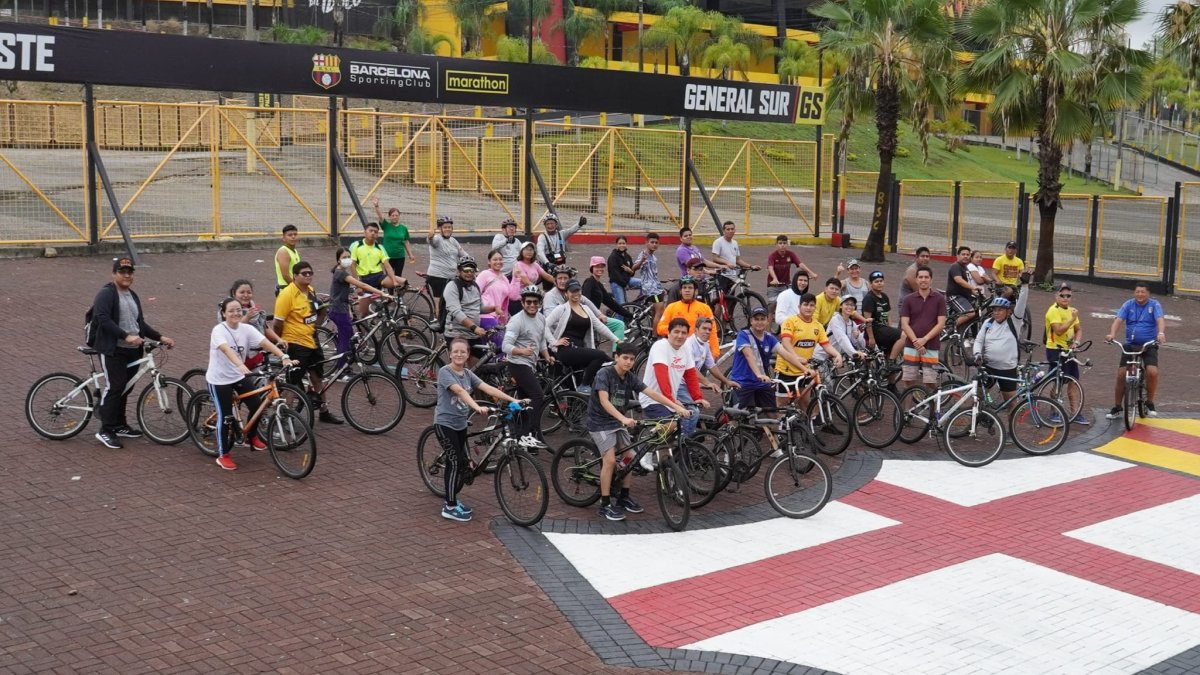 Descanso. Los participantes del ciclopaseo hacen una parada técnica tras cumplir una parte de la pedaleada.