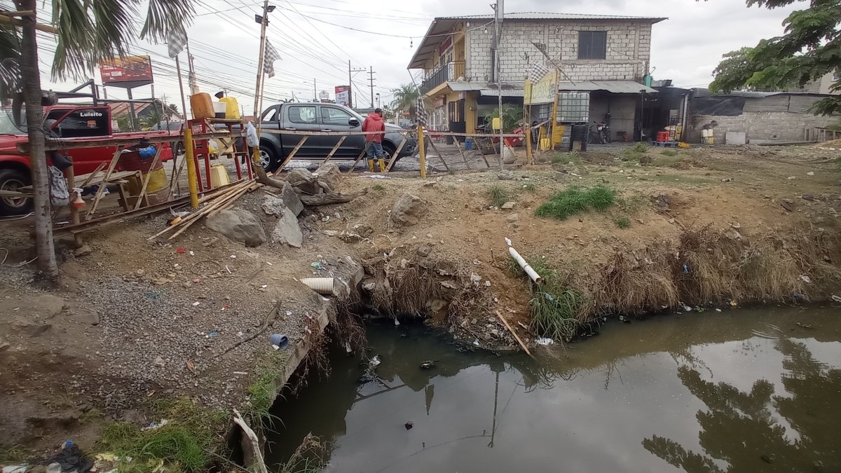 La zanja está ubicada en el km 12.5 de la vía Samborondón.