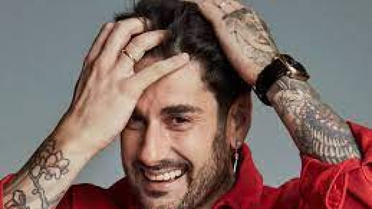 Melendi manifestó en una ocasión que solo basta encontrar whisky en su camerino para sentir que ha cobrado bien.