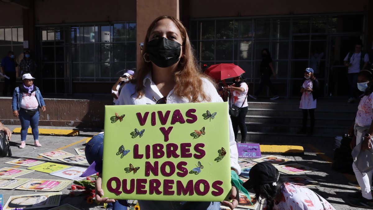 Mujeres conmemoran el Día Internacional de la Eliminación de la Violencia contra la Mujer, en Tegucigalpa (Honduras), en una fotografía de archivo.