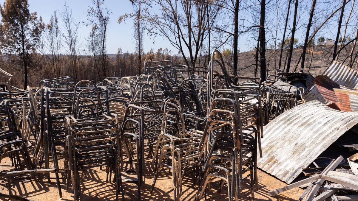 Las bancas de uan escuela quedaron reducidas a escombros tra sel fuego
