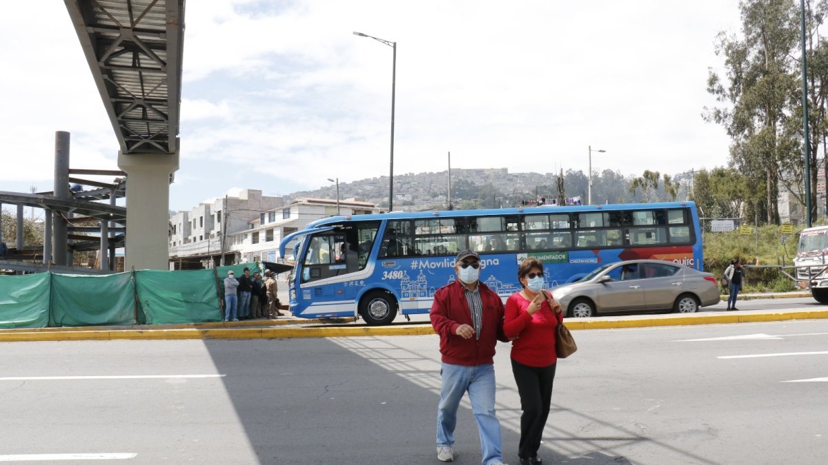 Proceso. El puente, en Carapungo, está próximo a inaugurarse