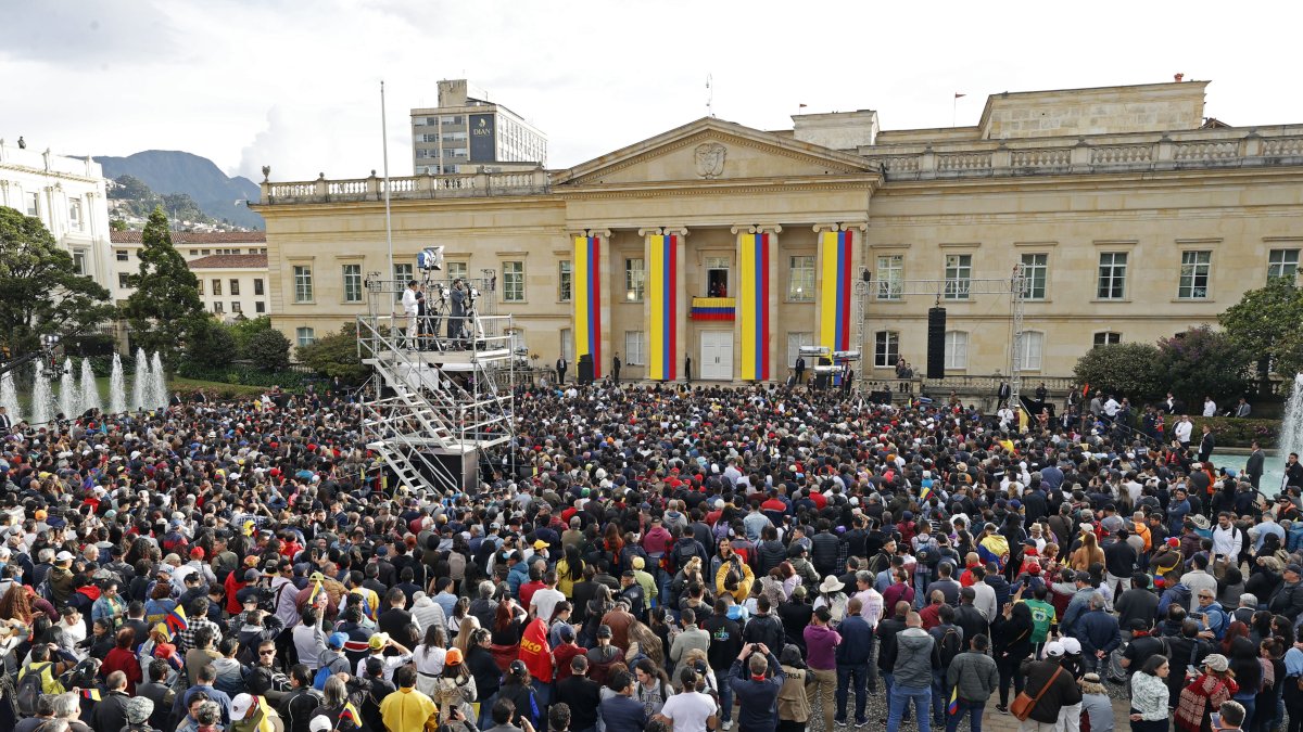 Simpatizantes escuchan hoy martes 14 de febrero  el discurso del presidente de Colombia, Gustavo Petro, durante una manifestación en apoyo a sus reformas sociales.   