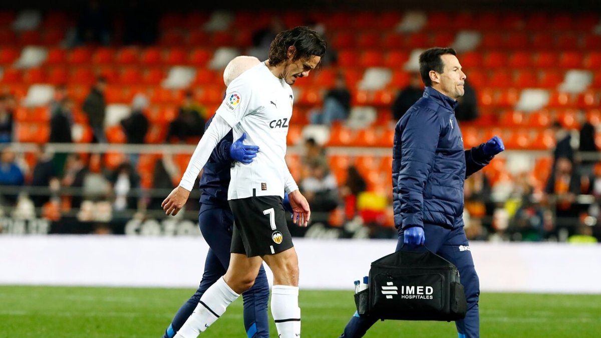 Edinson Cavani se retira lesionado del partido entre Valencia y Athletic de Bilbao del pasado 11 de febrero.