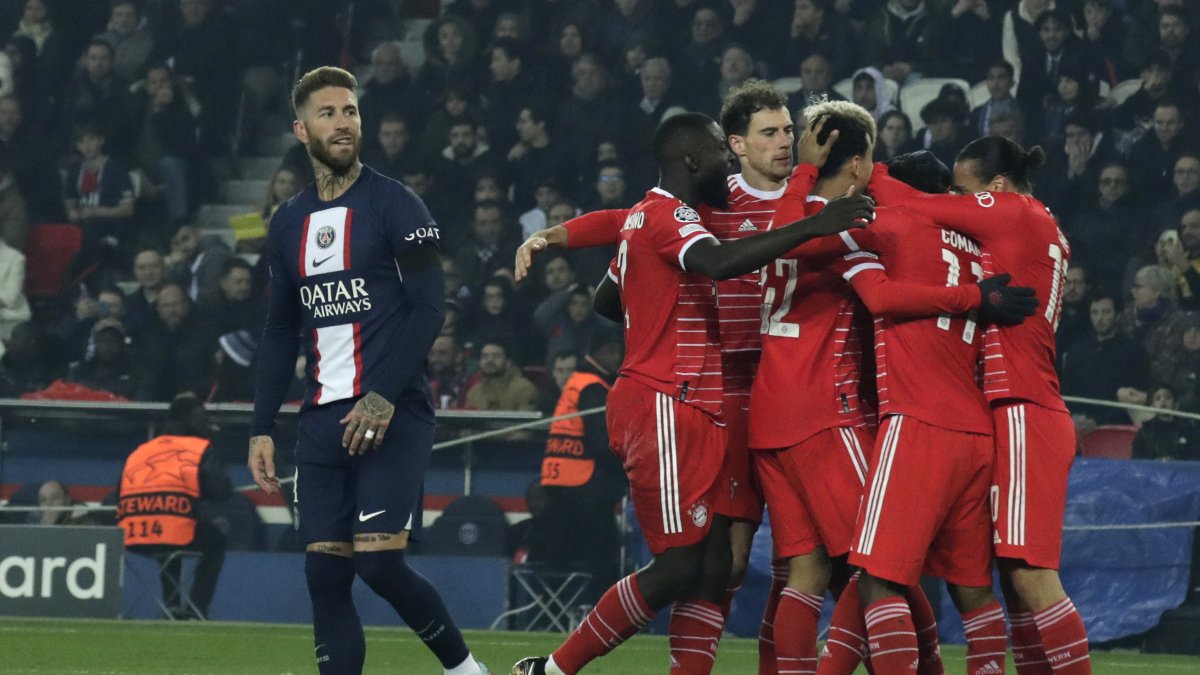 Jugadores del Bayern Munich (d) celebran luego de anotar el 1-0 marcado por Kingsley Coman.