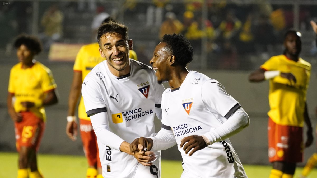 Jhojan Julio (d) celebra su anotación en el duelo entre Sociedad Deportiva Aucas y Liga de Quito por la Copa de Campeones del pasado 1 de febrero.