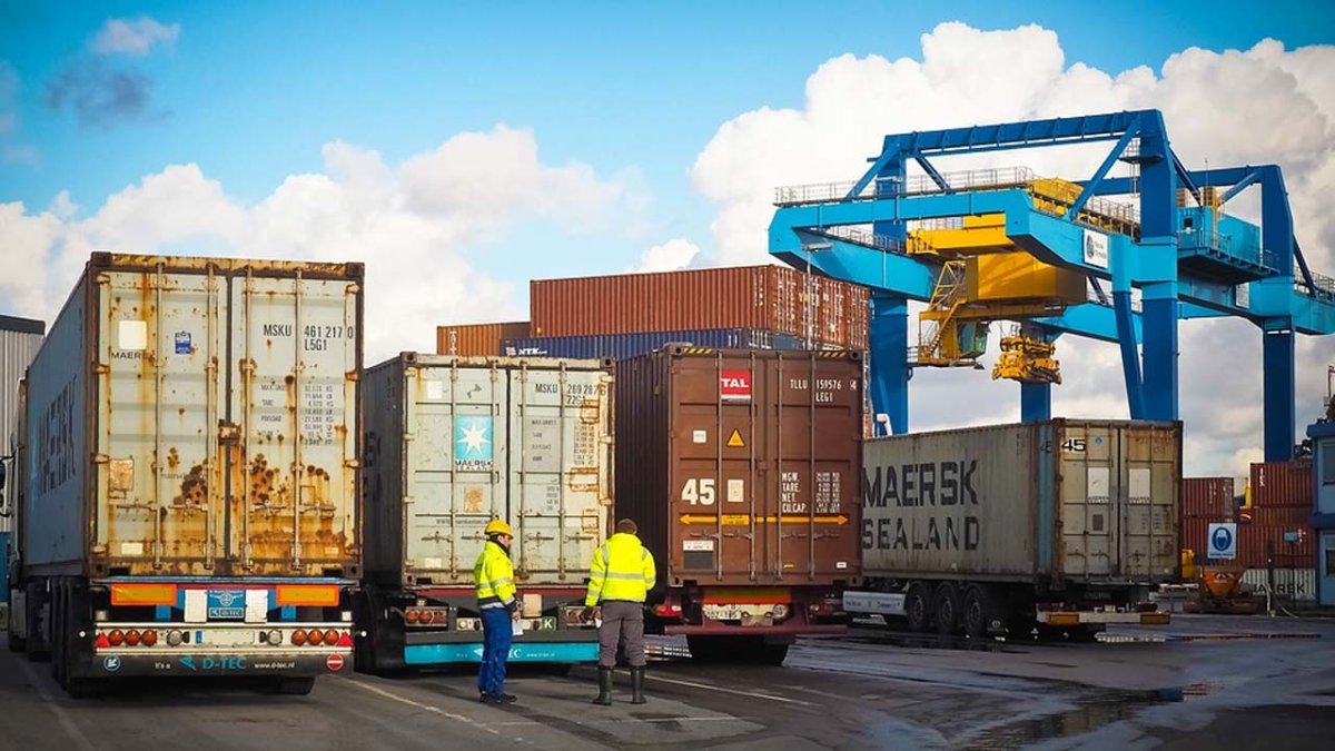Trailers descargan mercadería en plataforma del Puerto de la ciudad.