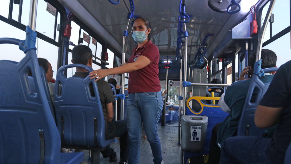 Una usuaria de la transportación pública de Guayaquil.