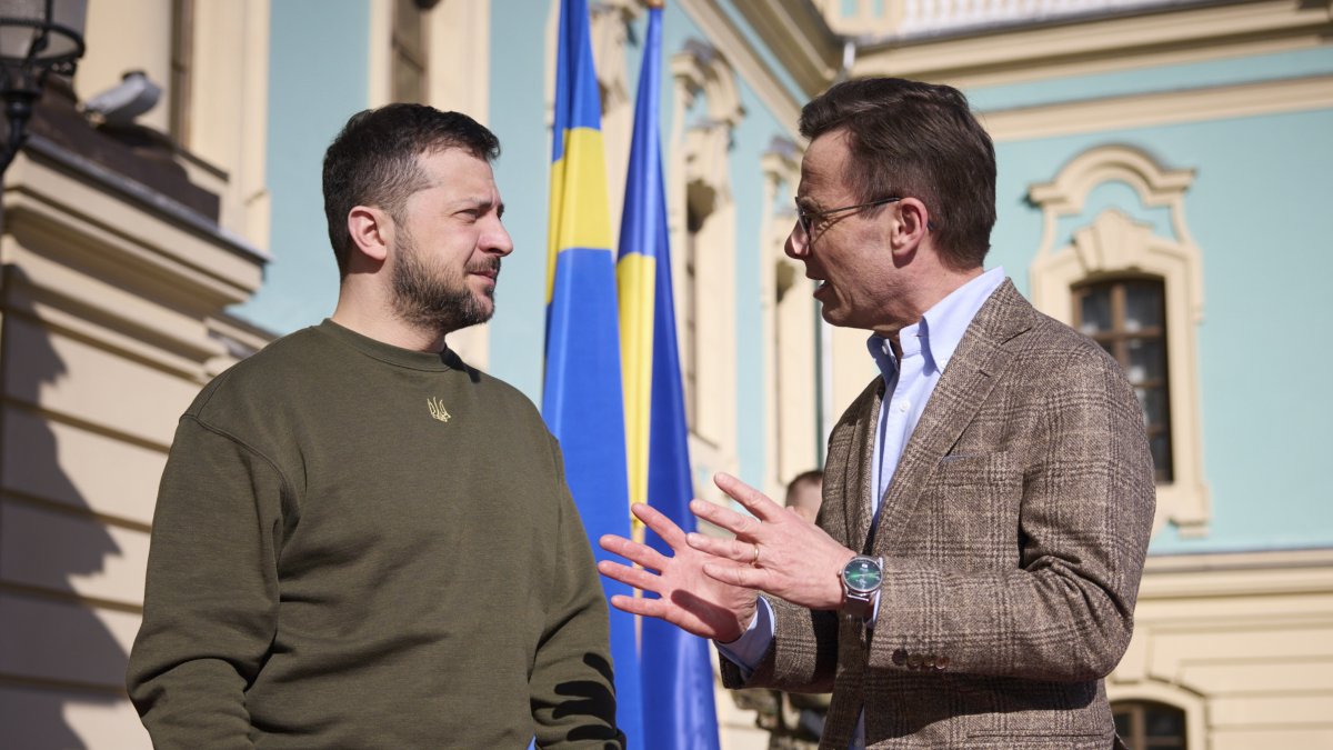 El presidente de Ucrania, Volodymyr Zelensky (izquierda), y al primer ministro de Suecia, Ulf Kristersson (derecha), durante su reunión en Kiev.