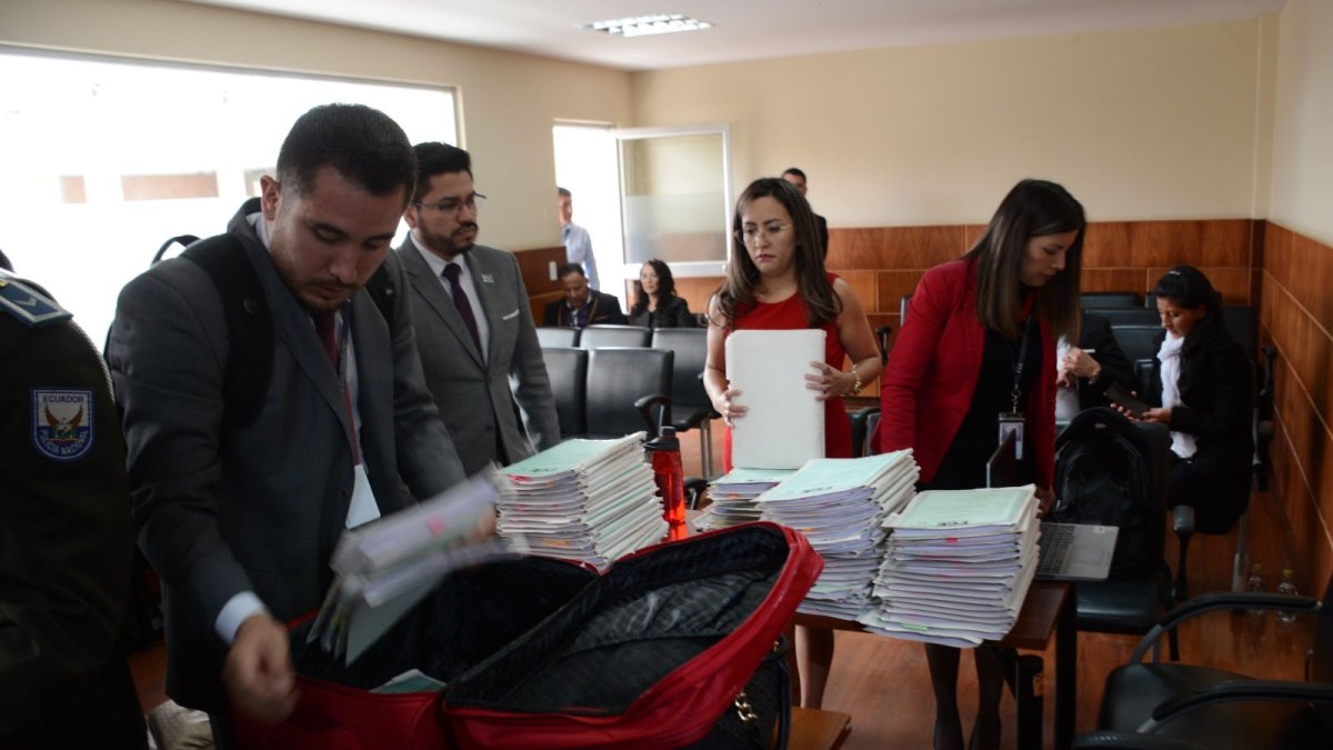 Diligencia. Abogados durante la audiencia preparatoria de juicio instalada en la Unidad Judicial de Carcelén.