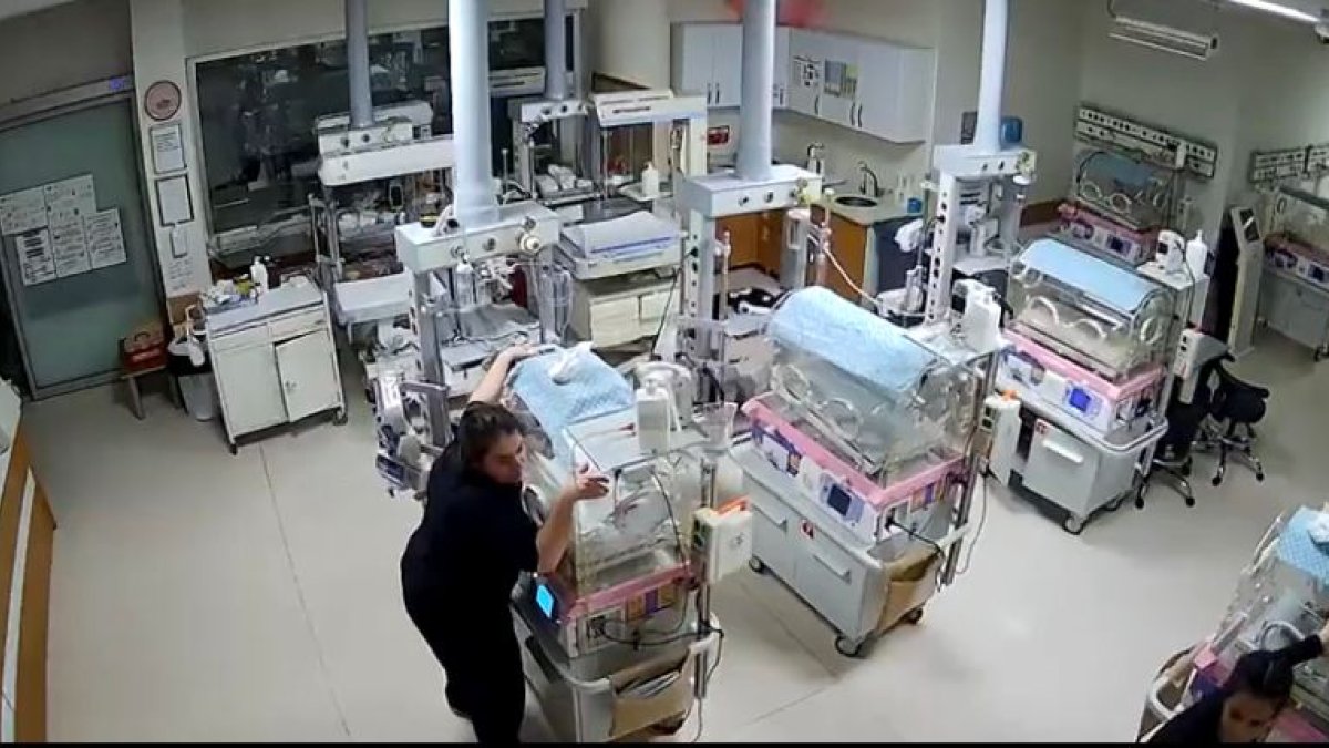 El hecho quedó registrado en una de las cámaras de seguridad del hospital.