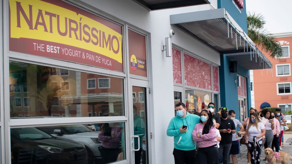 Local.- En Miami los clientes hacen fila por comprar el pan de yuca y yogur ecuatoriano de la marca Naturissimo.