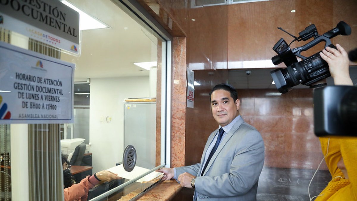 Santos, en la entrega del proyecto en gestión documental de la Asamblea Nacional.