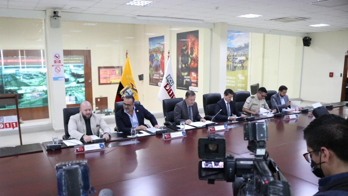 Autoridades en rueda de prensa este miércoles 15 de febrero en el ECU 911 en Quito.