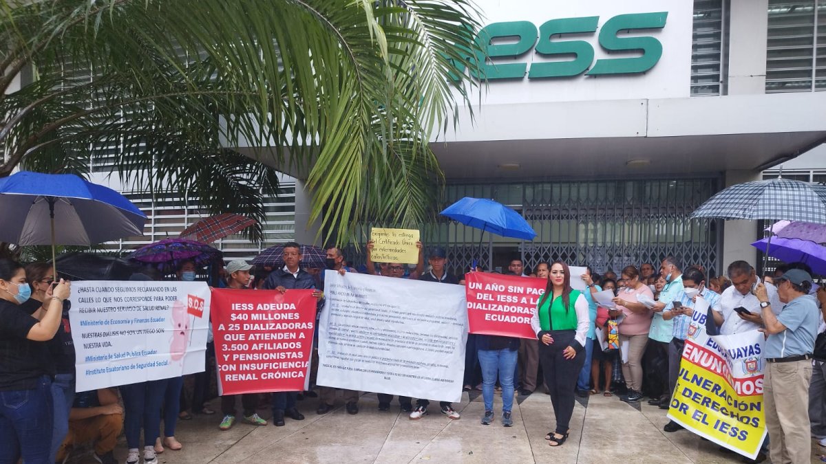 La protesta de la asociación de centros de diálisis se efectuó al pie de la Caja del Seguro, en el centro de Guayaquil.