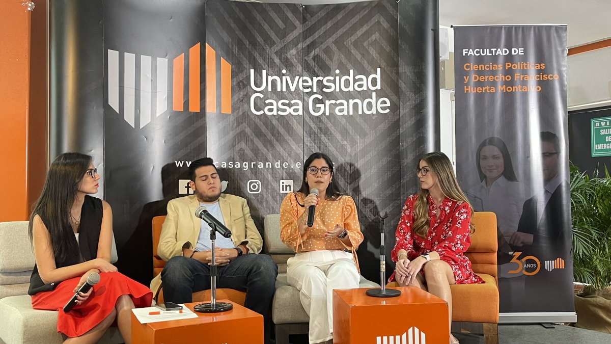 La moderadora Ingrid Ríos (izquierda) y los analistas Jorge Chuya, Paula Nimbriotis y Arianna Tanca, en la Universidad Casa Grande.