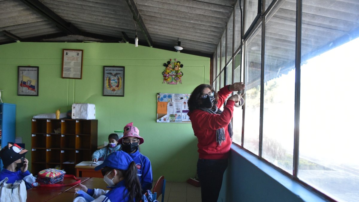 Prevención. Una maestra del Rotary Club participa de un simulacro de caída de ceniza.