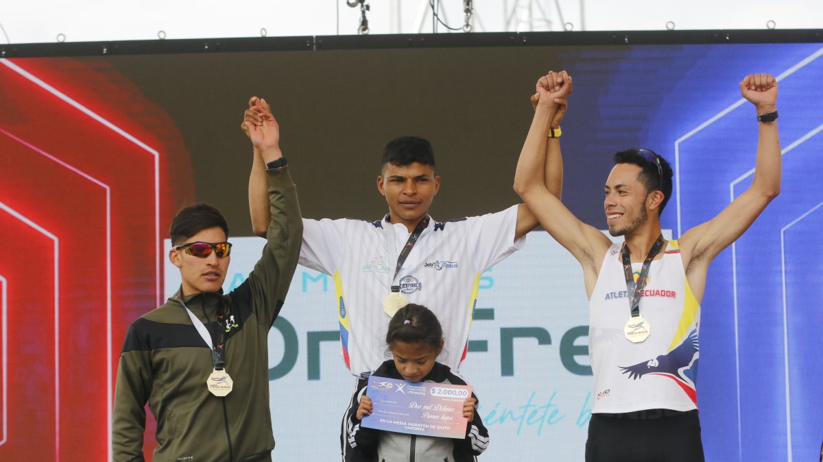Jimmy Gómez (c) se llevó el primer lugar en la prueba de 21 kilómetros.