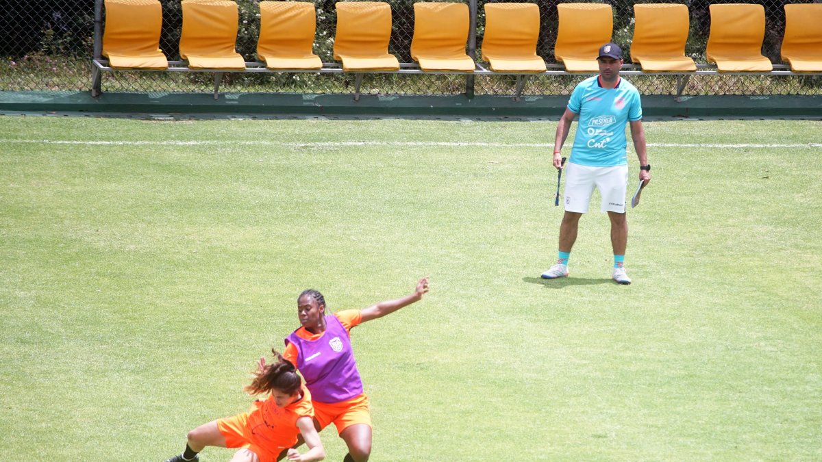 El seleccionador Andrés Usme (d) destacó el nivel de sus dirigidas en el microciclo.